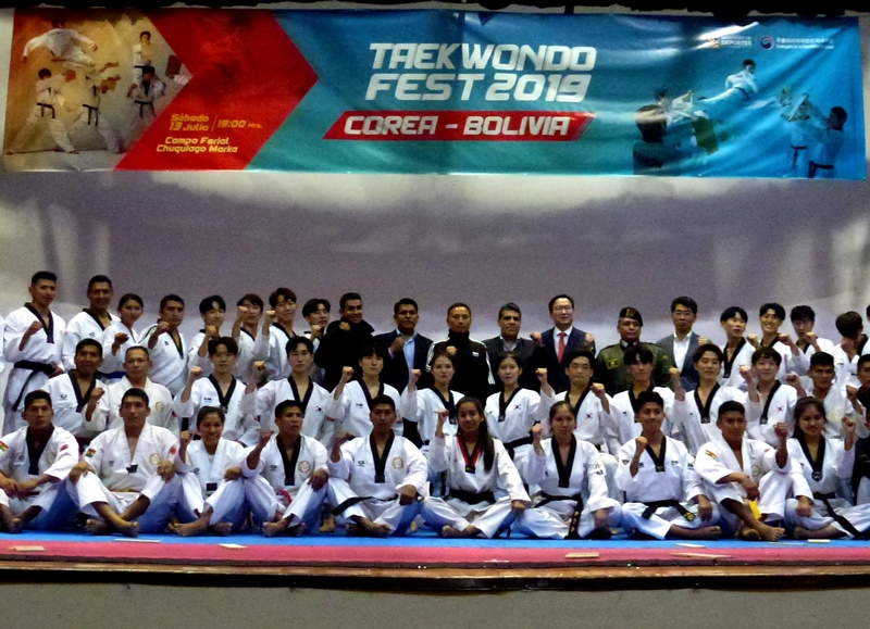 El embajador de Corea del Sur en Bolivia junto con los diplomáticos bolivianos y los equipos de Taekwondo de la la Academia Mundial de Taekwondo, Kukkiwon, y los de la federación boliviana de Taekwondo. | Claudia Choquehuanca Chuquimia